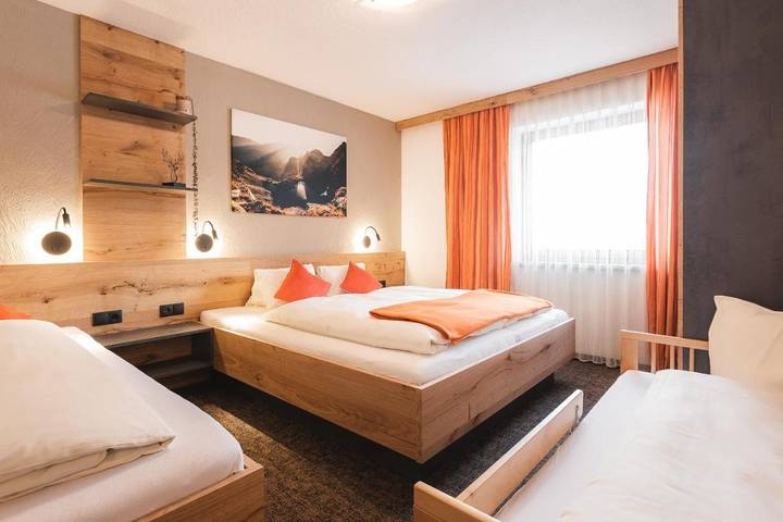 Ferienwohnung für 7 Personen, mit Balkon und Ausblick in Fiss