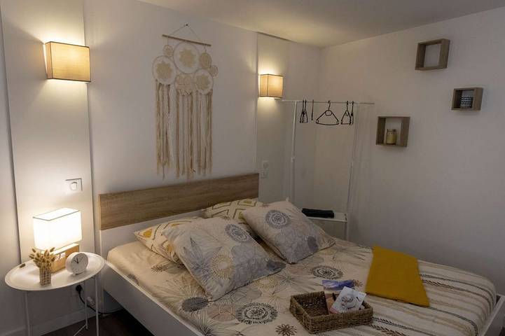Entire apartment, L'Escapade - 1 bedroom - 2 people - Terrace in Châtel-Guyon, Volcans d'Auvergne Regional Nature Park