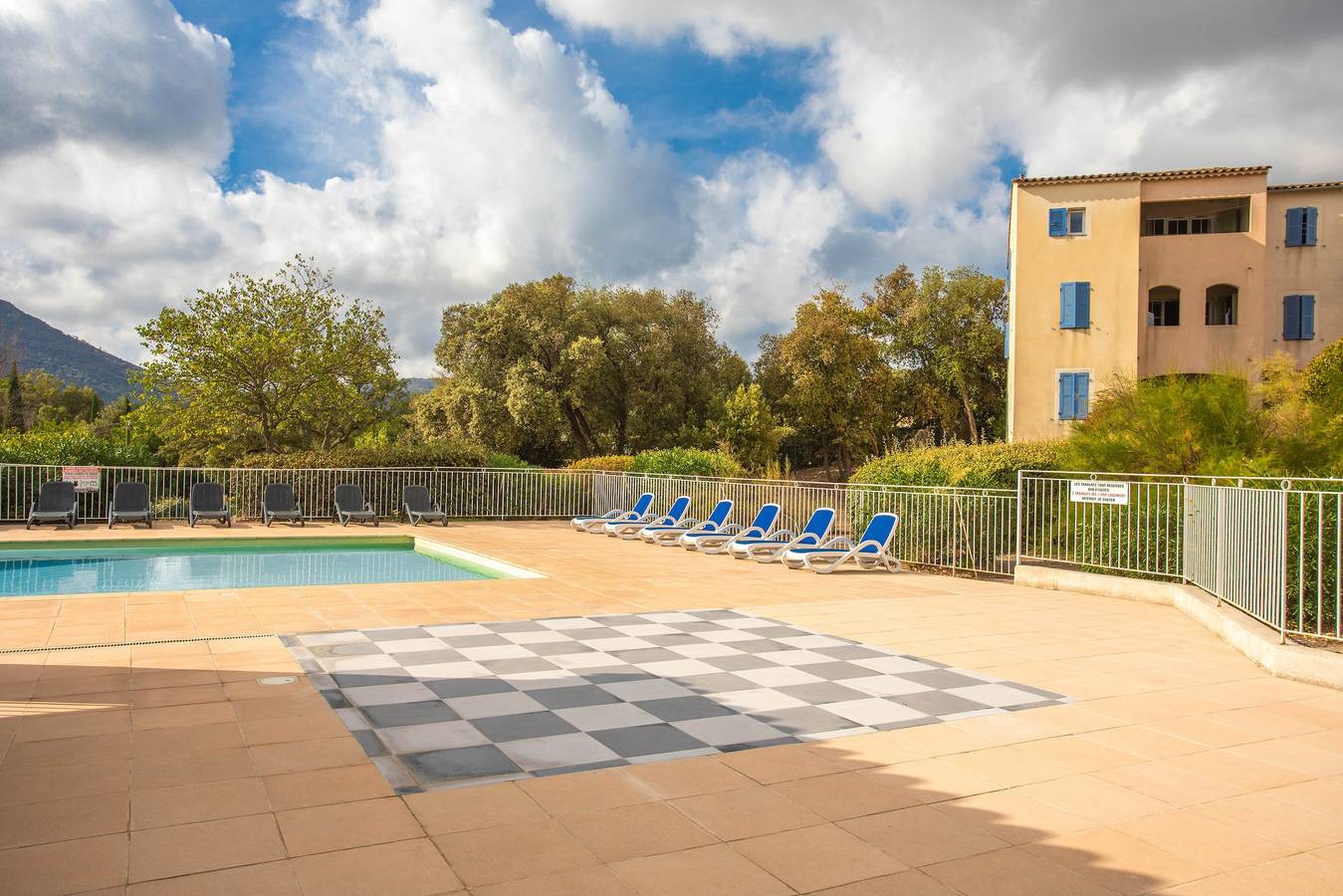 Apartamento entero, Apartamento vacacional con vistas a la montaña, piscina compartida y Wi-Fi in Plan-de-la-Tour, Costa mediterránea (Francia)