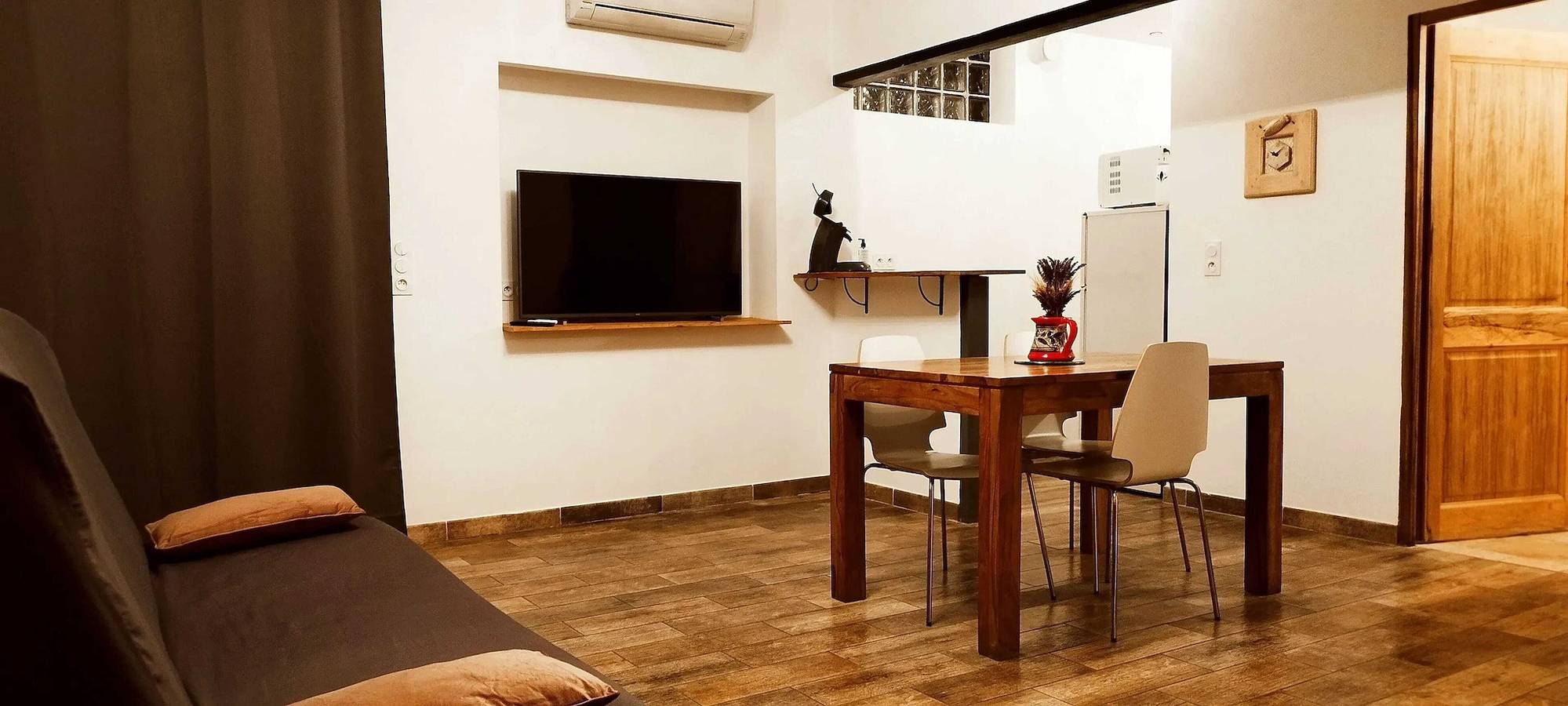 Appartement entier, Appartement charmant près d'Orange avec piscine partagée in Orange, Vaucluse