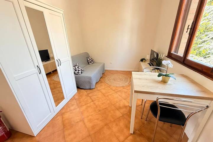 A practical and welcoming 24-square-meter studio apartment, perfect for two people, located on the first floor of a building without an elevator.The property is situated just a short distance from the Modena Policlinico and is well-connected to the city in Modena, Modena Province