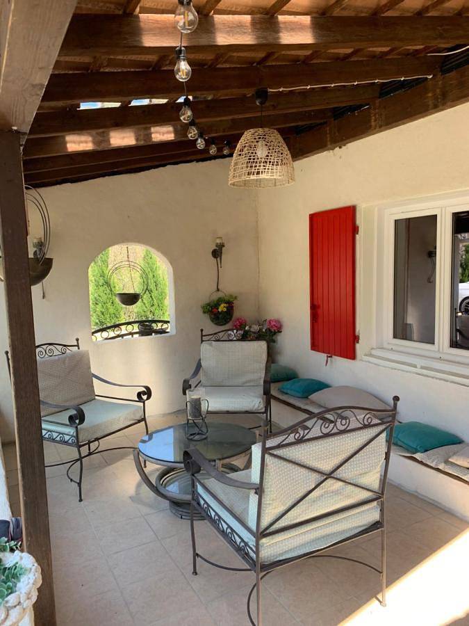 Location de vacances pour 5 personnes, avec terrasse et piscine à Roche-Saint-Secret-Béconne