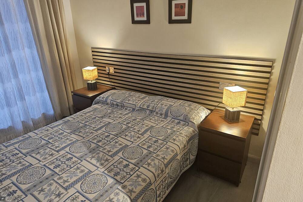 Appartement entier, Appartement de 2 chambres à Denia à distance de marche de la plage (4 personnes) in Las Marinas, Dénia