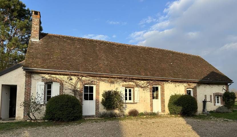 Gîte pour 5 personnes, avec jardin et vue sur le lac ainsi que terrasse et piscine, animaux acceptés à Saint-Martin-des-Champs (Yonne)