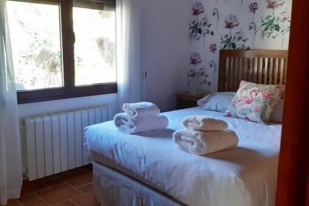 Beautiful house surrounded by meadows and oaks, with private pool and excellent views of the valley in Candeleda, Valle del Tiétar