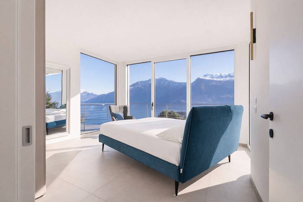 A newly built, high-end villa featuring an infinity pool and stunning views over Lake Garda. Located just a short drive from Limone sul Garda, it offers elegant, bright interiors designed with great attention to detail. A spacious panoramic terrace, mode in Tremosine, Gardasee-Berge