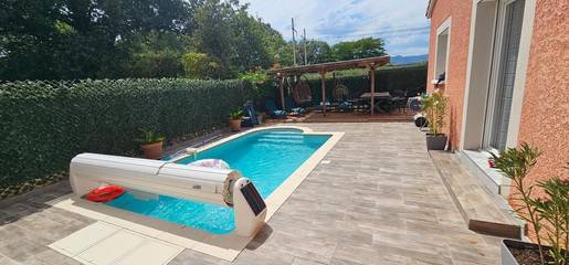Gîte pour 4 personnes, avec piscine ainsi que vue et jardin à Savasse