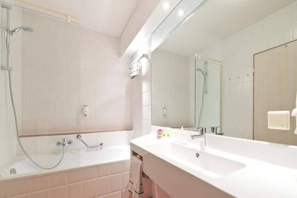 Convenient Business Stay | Pets Allowed | Triple Room | Hockenheimring - 2.8 mi in Hockenheimring, Reilingen