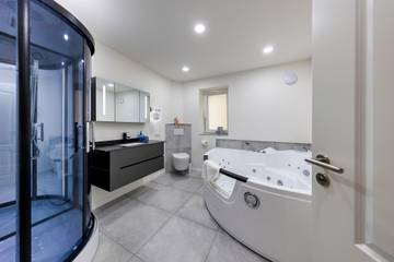 Ferienwohnung für 6 Personen, mit Whirlpool und Sauna sowie Garten in Langenhorn