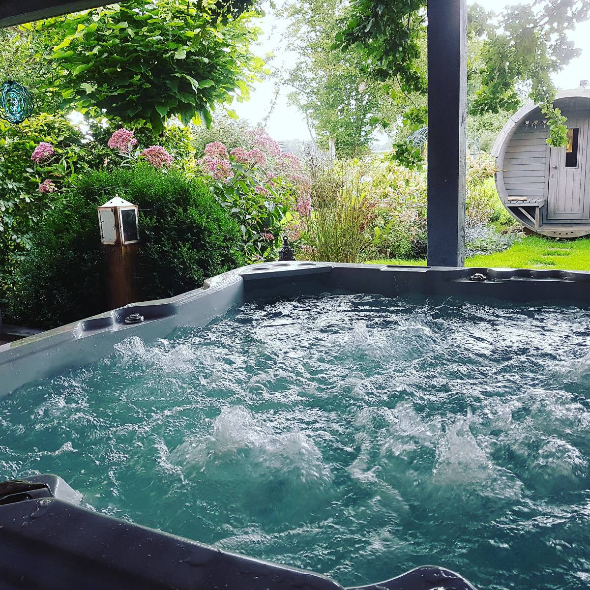 Luxuriöses Wellnesshaus mit Außen Spa und Sauna auf einem idyllischen Anwesen in Drenthe in Nationalpark Dwingelderveld