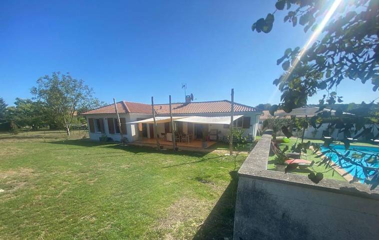 Location de vacances pour 8 personnes, avec piscine ainsi que jardin et vue à Champagne-et-Fontaine - 3