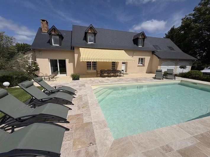 Location de vacances pour 15 personnes, avec jardin ainsi que vue et piscine à Pruillé-l'Éguillé