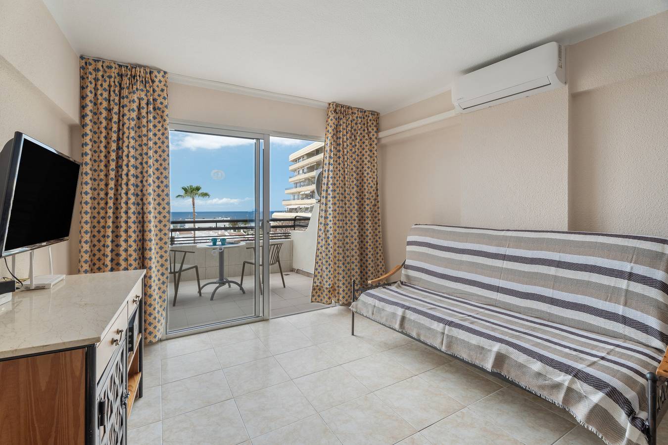 Ganzes Studio, Ferienstudio 'Santa María' mit Meerblick, Wi-Fi und Klimaanlage in Playa Puerto Colón, Adeje