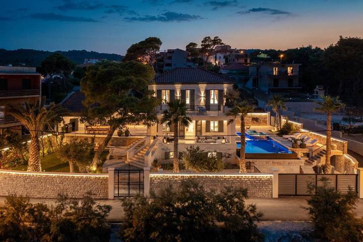 Willa dla 10 osób, z ogród i sauna oraz basen i jacuzzi w Slatine