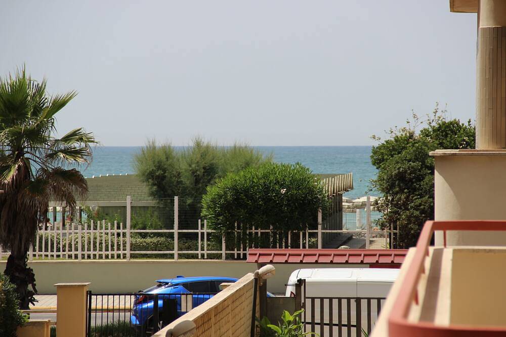Entire apartment, Ostia-apartment 50 mt from the beach, near historic center-sea view in Ostia, Rome