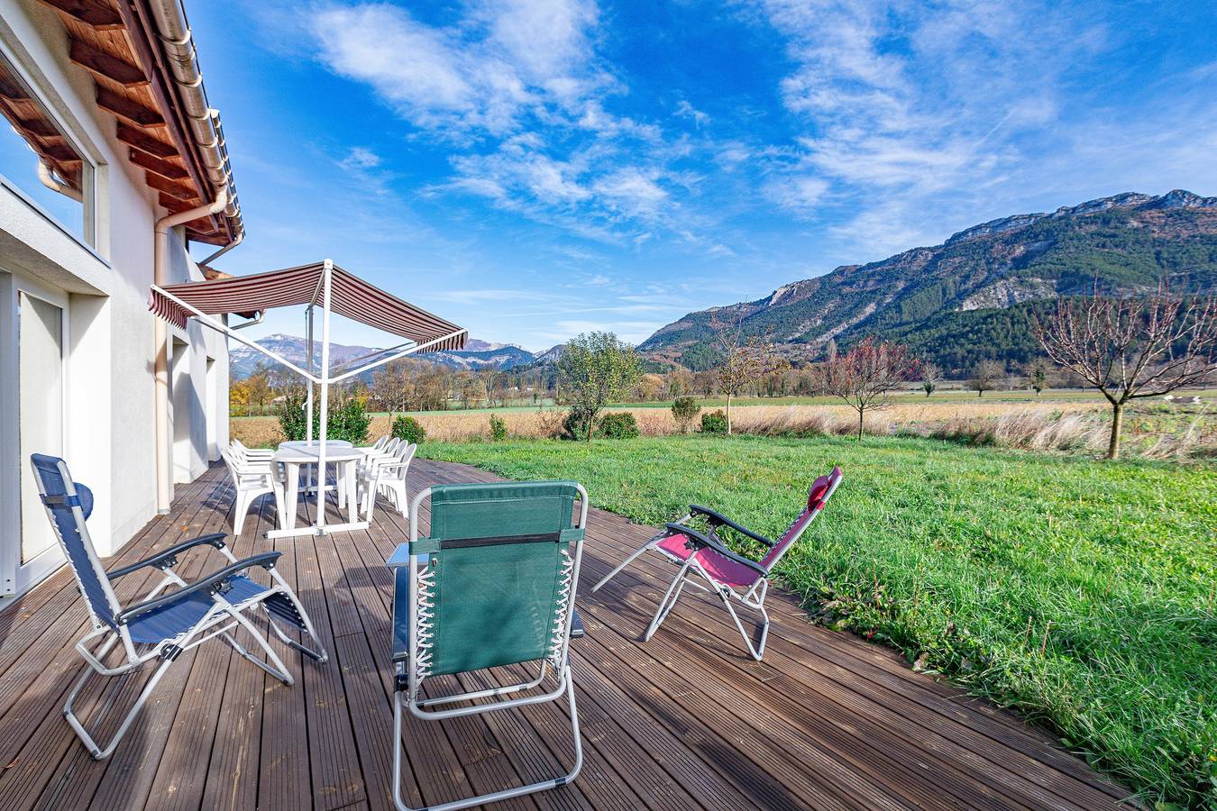 Gîte „L'éco-logis du Clos des Tilleuls“ mit Bergblick, Terrasse und Gemeinschaftsgarten in Die, Parc naturel régional du Vercors