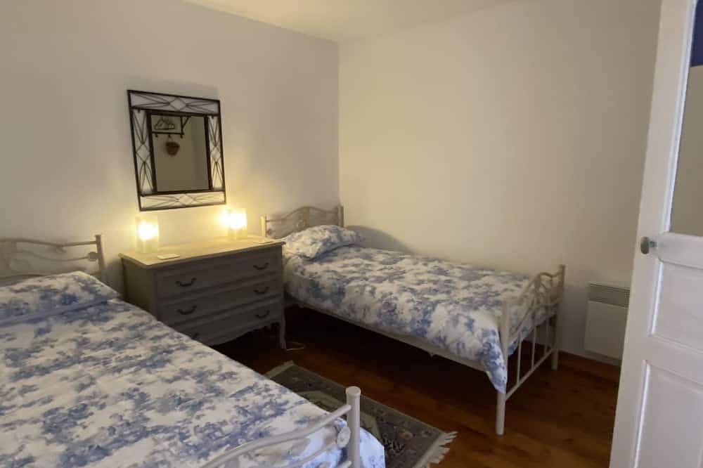 Cosy French cottage with luxury bath in Ruffec, Charente