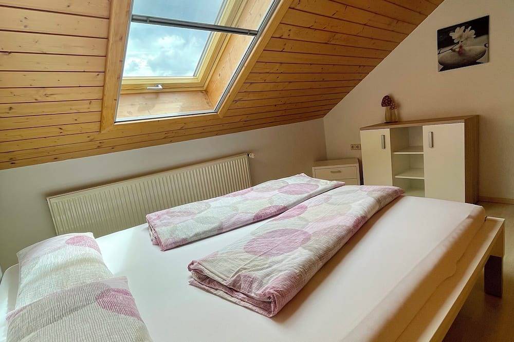 Ganze Wohnung, Moderne Dachgeschoss Ferienwohnung mit großzügiger Außenanlage in ruhiger Lage in Dachsberg, Südschwarzwald