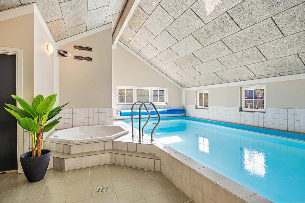 Your holiday home in Blåvand with pool, sauna and room for 12 in Blavand, Varde Region