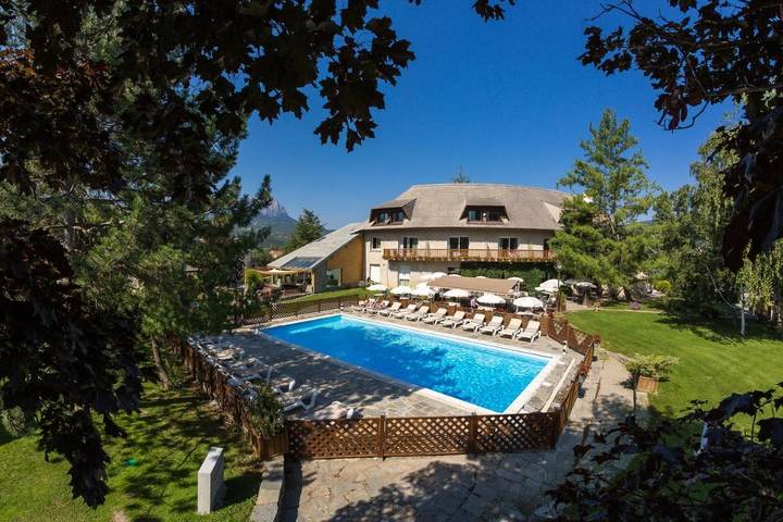 Hôtel pour 2 personnes, avec piscine et jardin ainsi que sauna et vue, animaux acceptés dans Lac de Serre-Ponçon