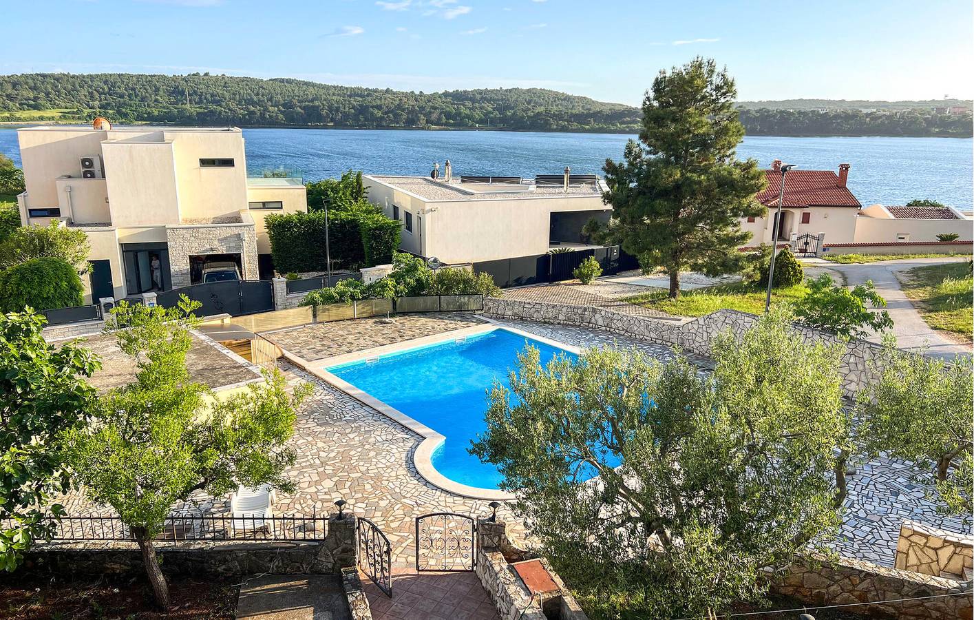 Modernes Apartment mit 2 Schlafzimmern, Meerblick, Pool, Terrasse und WLAN – in der Nähe des FKK-Strandes in Pomer, Südküste Istrien