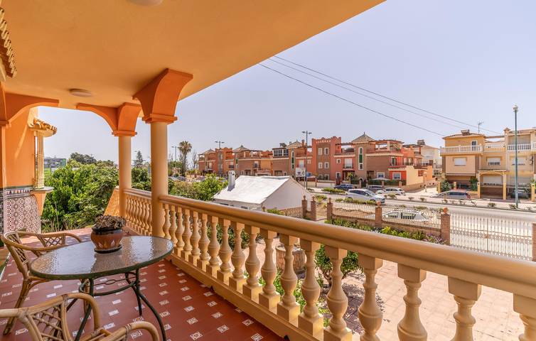 Appartement de vacances entier, Retraite confortable sur la plage avec jardin et terrasse, WiFi et parking in Torre del Mar, Vélez-Málaga