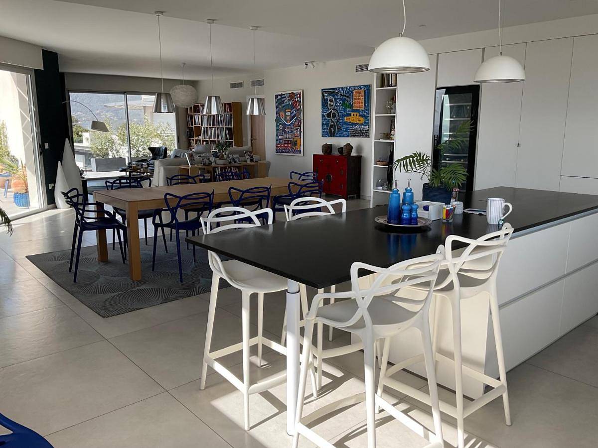 Suite avec 2 chambres d'hôtes pour 1 à 4 personnes avec vue mer, terrasse, climatisation, parking privé, proche port et aéroport, petit déjeuner inclus in Ajaccio, Golfe D'Ajaccio