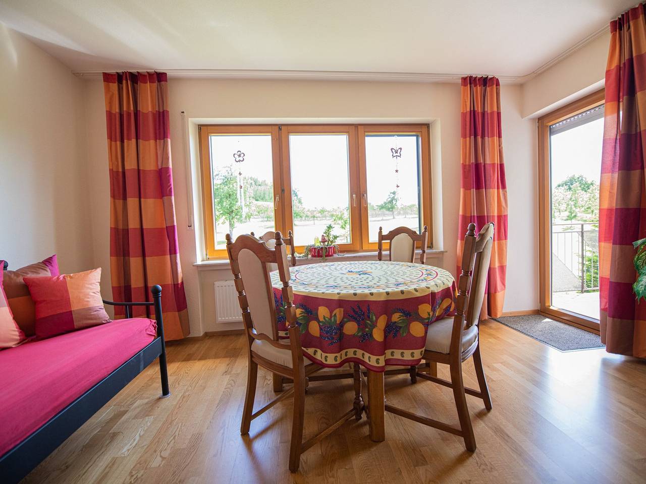 Apartamento entero, Apartamento 'Ferienwohnung Im Obergeschoss' con jardín compartido, balcón y Wi-Fi in Tettnang, Region Bodensee-Oberschwaben