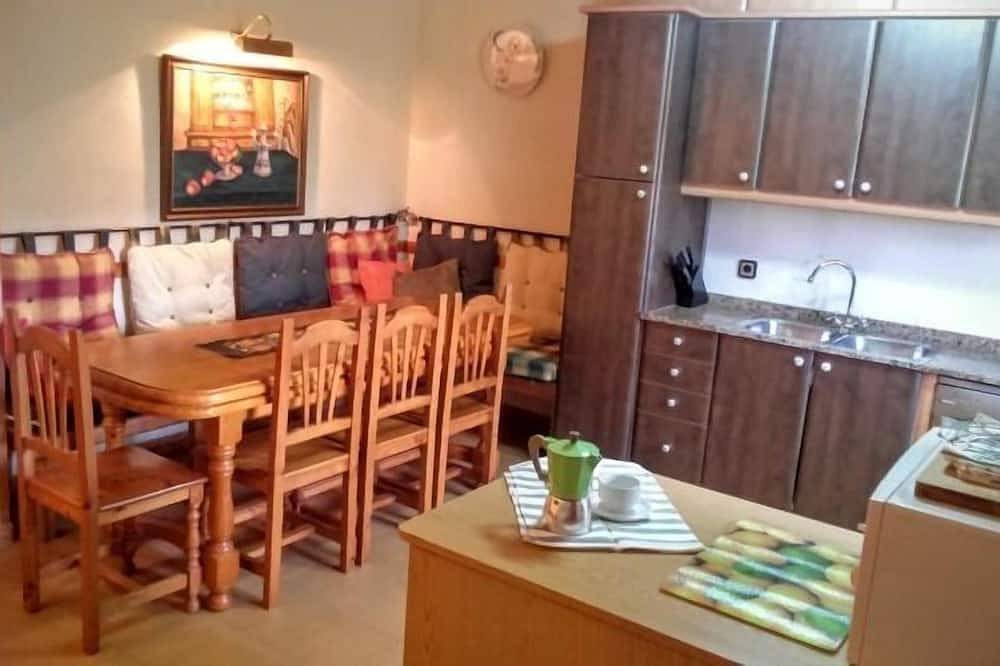 Casa Baltasar, ideal for families and friends, with garden and barbecue. in Isábena, Spanish Pyrenees