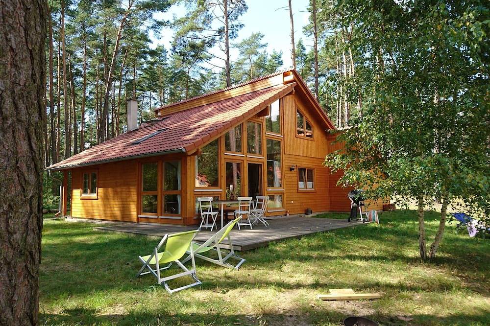 Stilvolles, helles Holzhaus am Wald in unmittelbarer Nähe von klarem Badesee in Rutenberg, Lychen