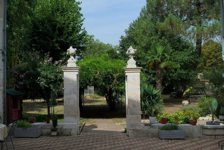 Location de vacances pour 2 personnes, avec Terrasse ainsi que Jardin et Vue à La Rochefoucauld (Charente)