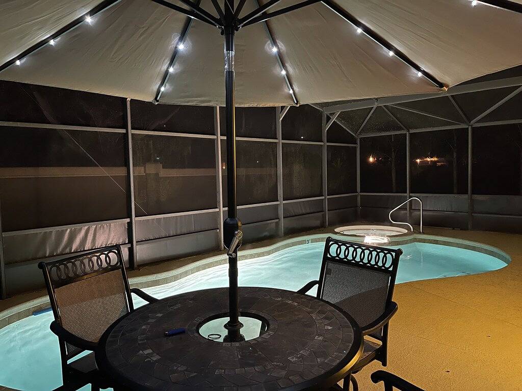 Davenport Disney-Area Home ~ Private Pool & Hot Tub ~ Quiet Retreat in Davenport (FL), Zentral Florida