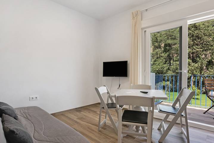 Entire apartment, Apartment 'Casa de 10 - 3A' with Mountain View, Shared Pool & Wi-Fi in Vejer de la Frontera, Costa de la Luz