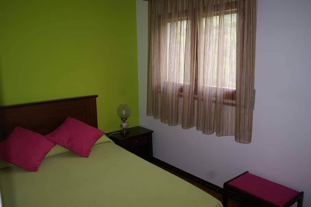 Casa rural Can Toni Rural con gran jardín y piscina privada in Gombreny, Pirineo Catalan