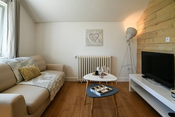 Entire apartment, Gîte Les Collines with Shared Garden and Jacuzzi in Le Pin (Isère), Lake Paladru