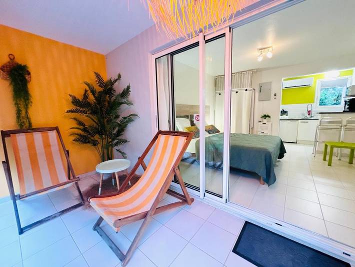 Appartement de vacances pour 3 personnes, avec jardin ainsi que vue et piscine