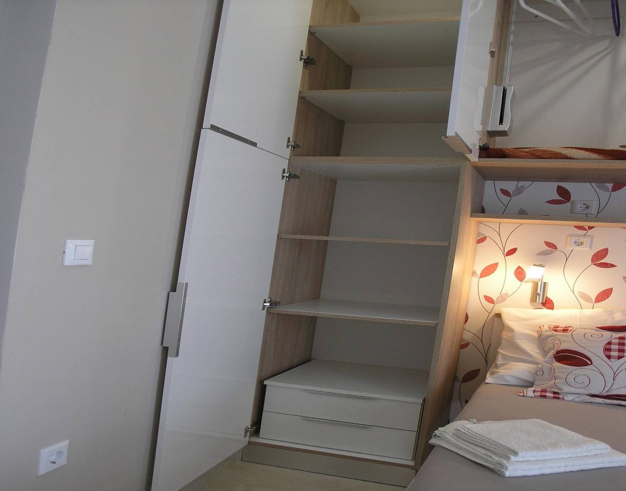 Entire holiday apartment, Apartment "Dobrila" beachfront in Podgora, Makarska Riviera