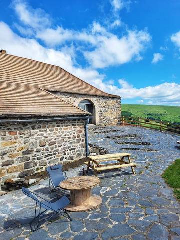 Gîte pour 8 personnes, avec terrasse et vue à Le Béage