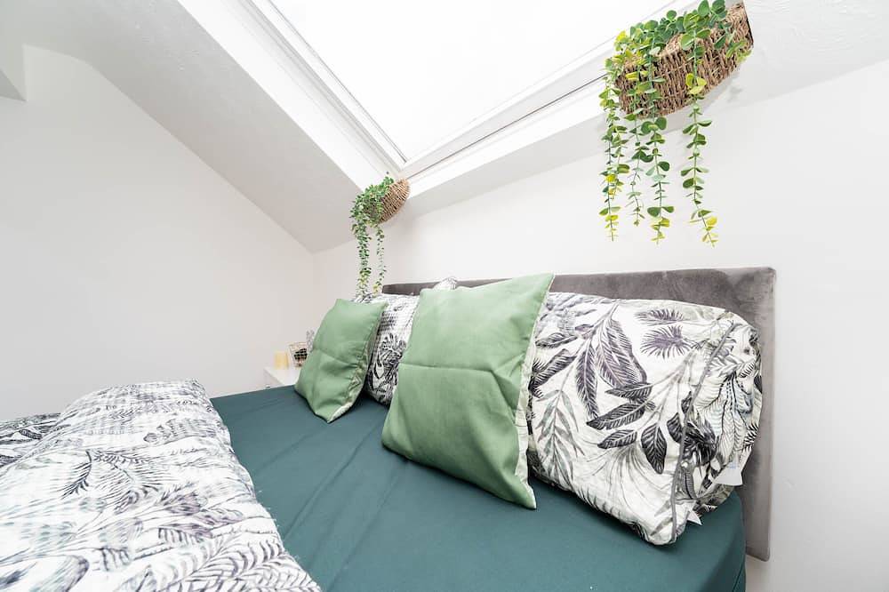 Room 5 - Double Bedroom with Sofa and additional Single bed - Loft Room in Iver, Colne Valley Park
