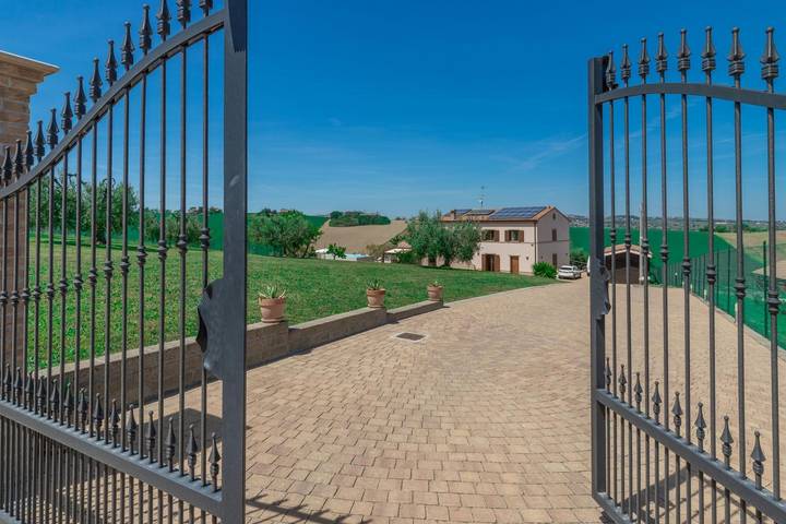 Villa pour 14 personnes, avec terrasse ainsi que jardin et piscine, animaux acceptés - 1