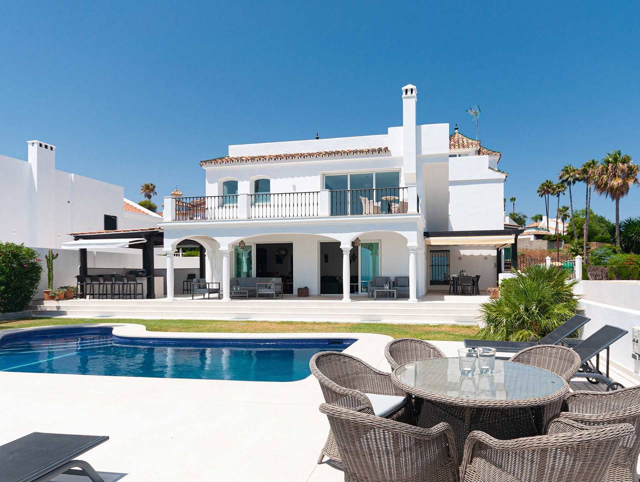 09 - 5 Bed Luxury Villa walking distance to the be in Urbanización Puerto Estepona (Seghers), Estepona