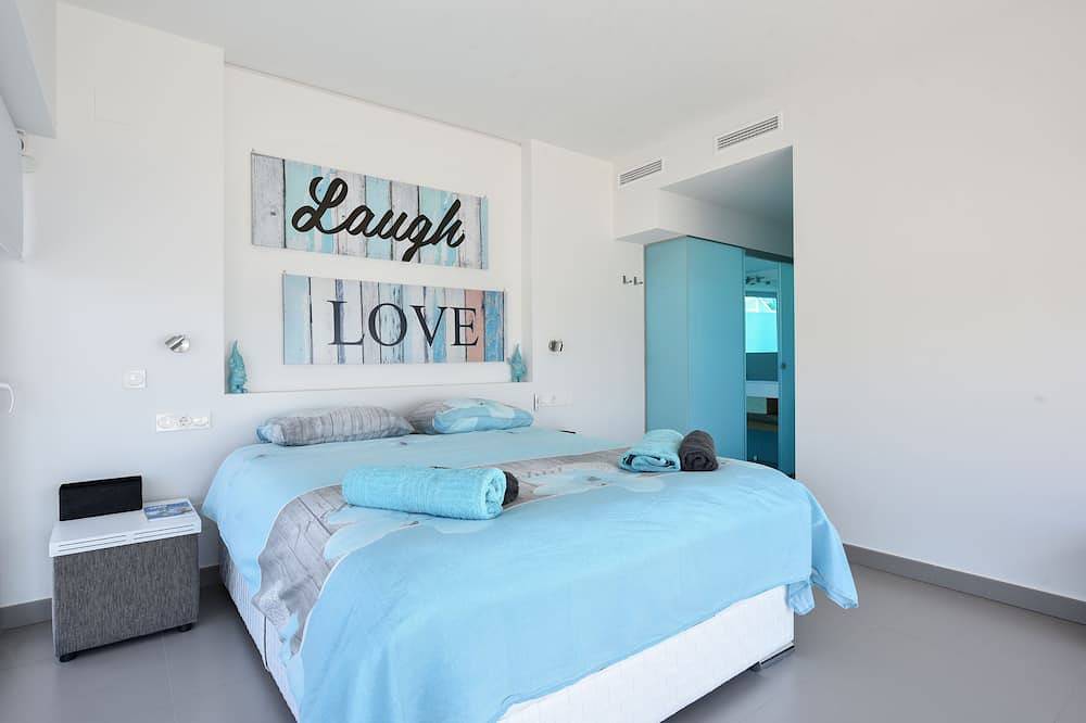 Entire apartment, Modern penthouse in prime location located between Marbella and Malaga in La Capellania, Benalmádena