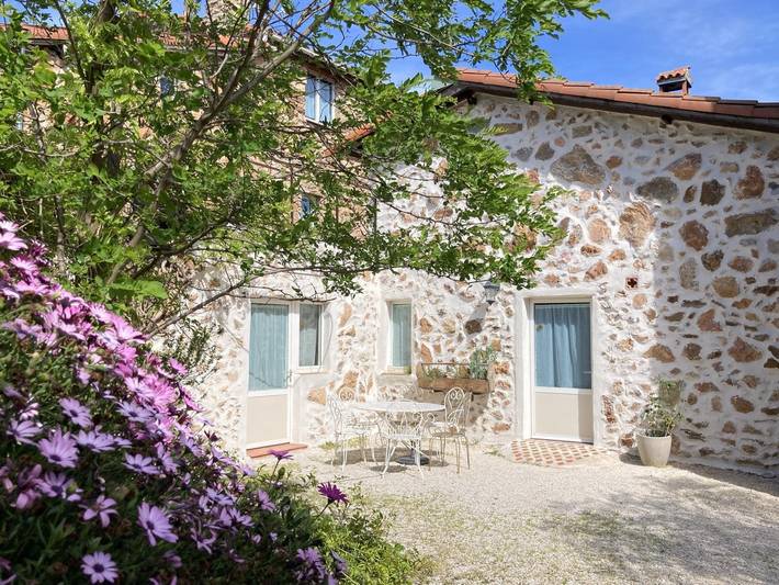 Gîte pour 6 personnes, avec Terrasse ainsi que Jardin et Piscine à OMS (homonymie)