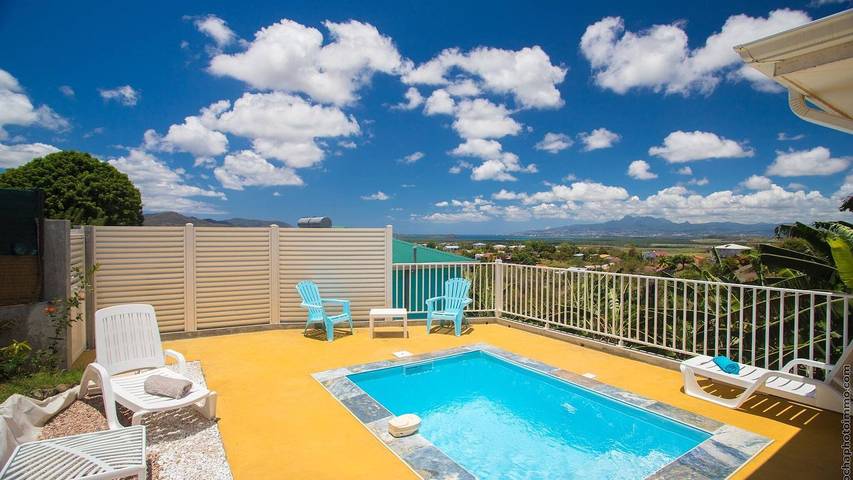 Bungalow für 4 Personen, mit Terrasse und Pool in Martinique