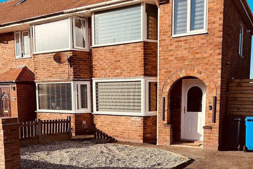 3-bedroom house in welcoming Poulton-le-Fylde with Wifi, parking and hot tub! in Blackpool Pleasure Beach, Lancashire