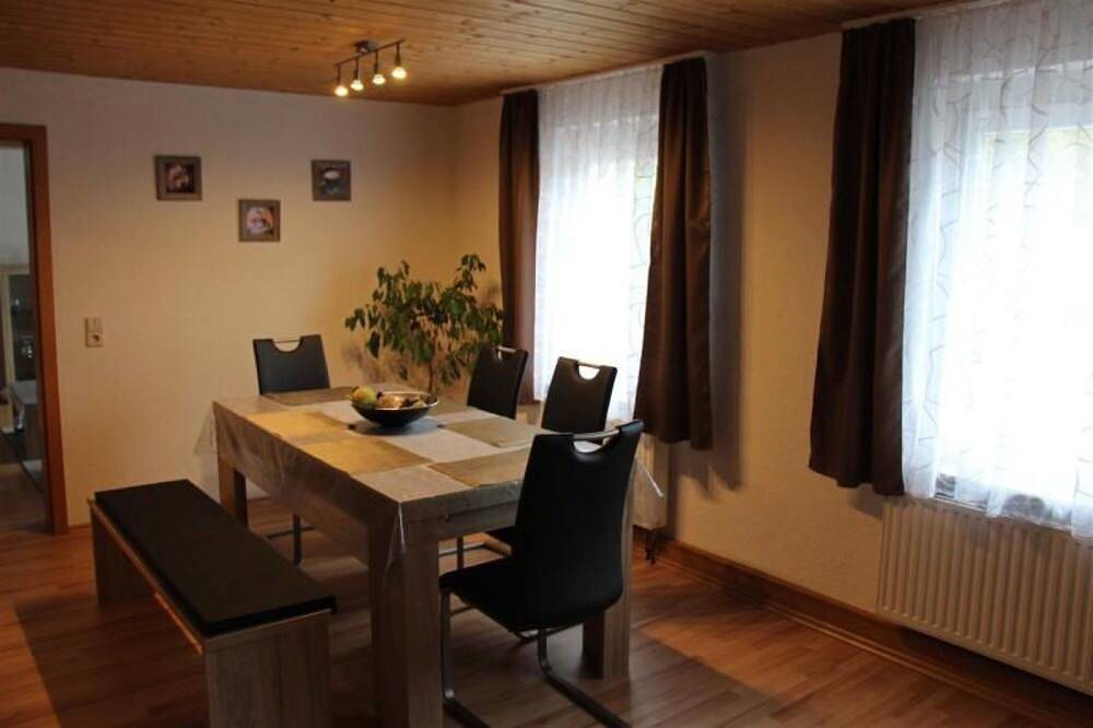 Ganze Wohnung, Ferienwohnung 110qm, 3 Schlafzimmer, max. 6 Personen in Gomadingen, Neckar-Alb