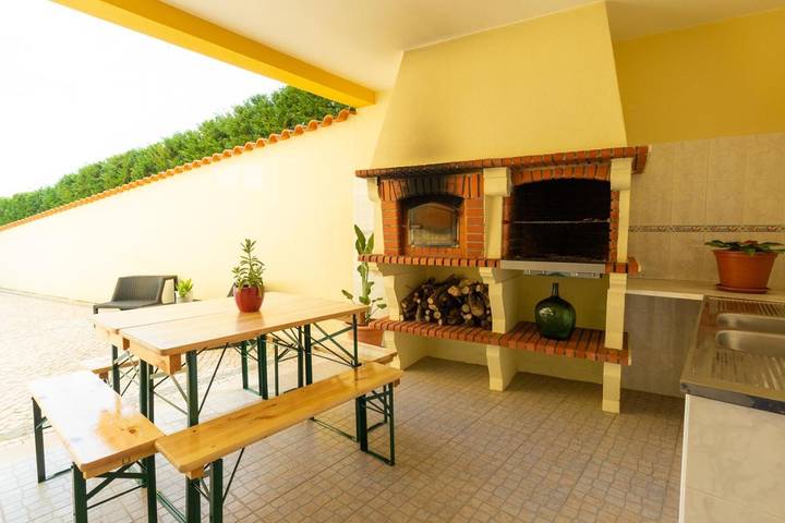 Location de vacances pour 12 personnes, avec vue ainsi que piscine et jardin, animaux acceptés dans Ourém - 2