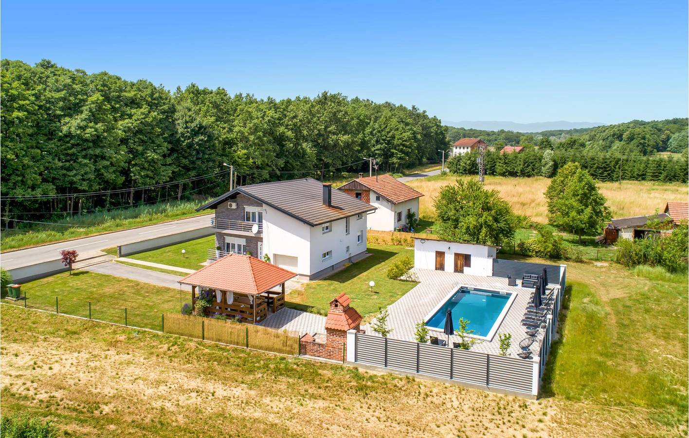Reizende 2-Zimmer-Wohnung mit Pool, Terrasse und WLAN in Koprivnica-Krizevci