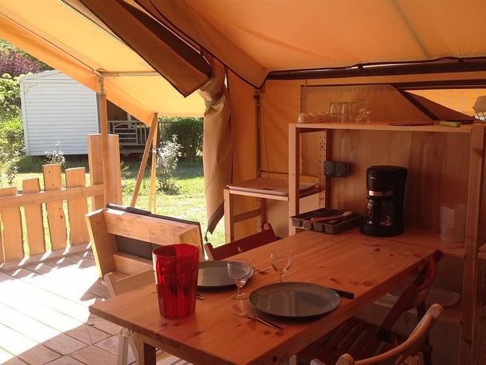 Tente pour 4 personnes, avec terrasse dans Auvergne-Rhône-Alpes - 3