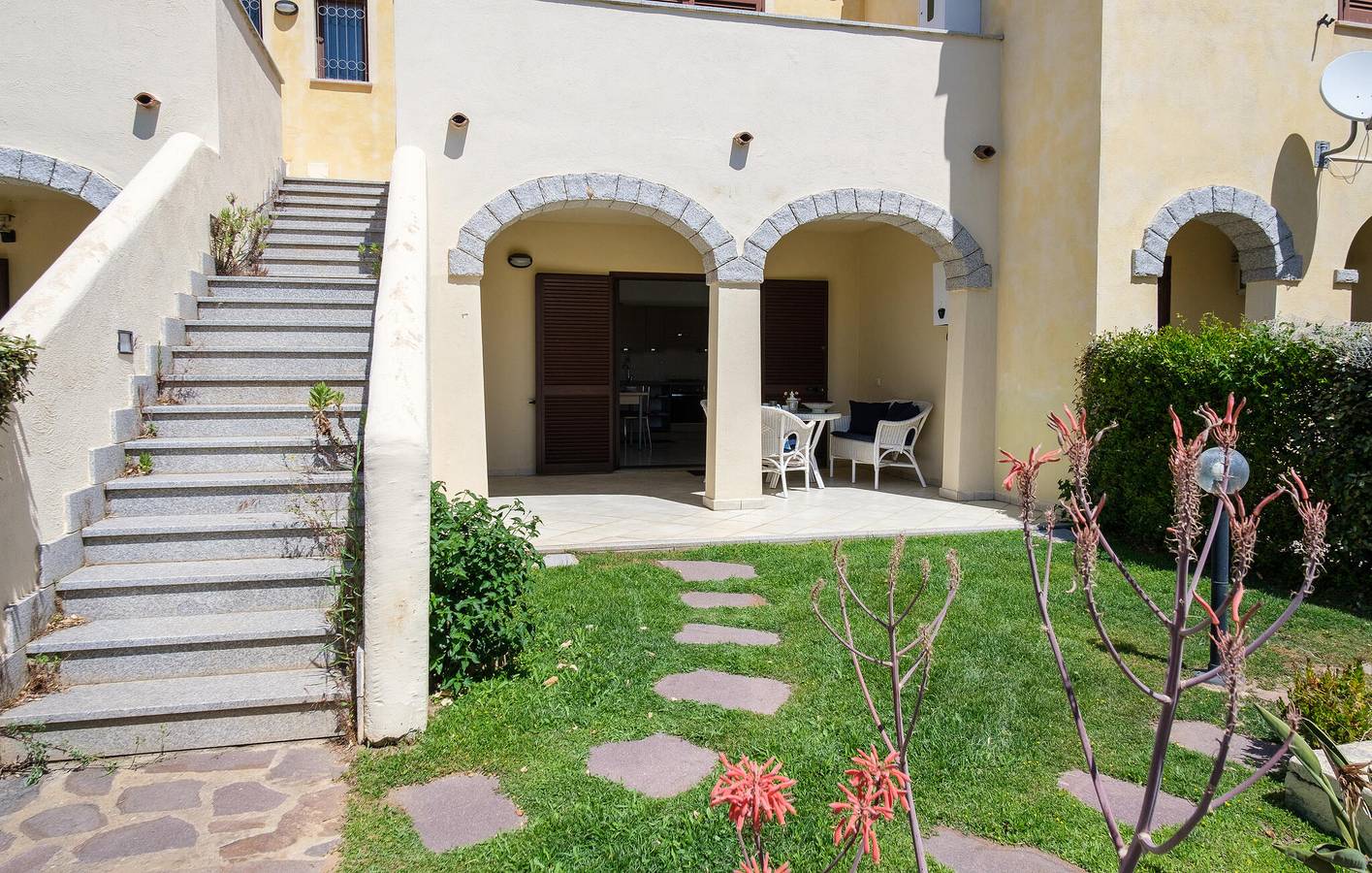 Appartamento intero, Appartamento sulla spiaggia con A/C, parcheggio e internet in Porto San Paolo, Loiri Porto San Paolo